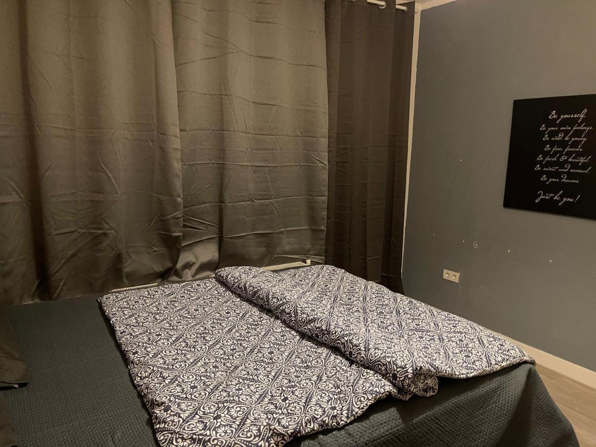 Private Double Bed Room Only With Balcony In Apartment Rotterdam Dış mekan fotoğraf